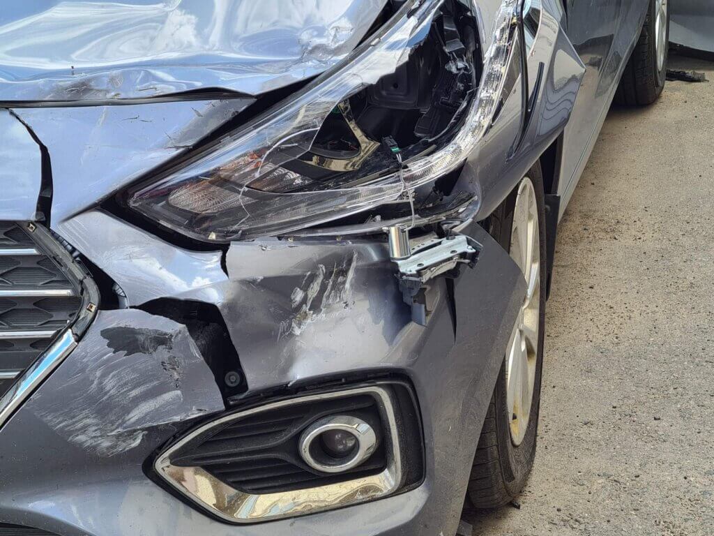 Die rechte Frontseite eines grauen Autos ist nach einem unverschuldeten Unfall in Tamm stark beschädigt; Scheinwerfer, Stoßstange und Kotflügel sind betroffen.
