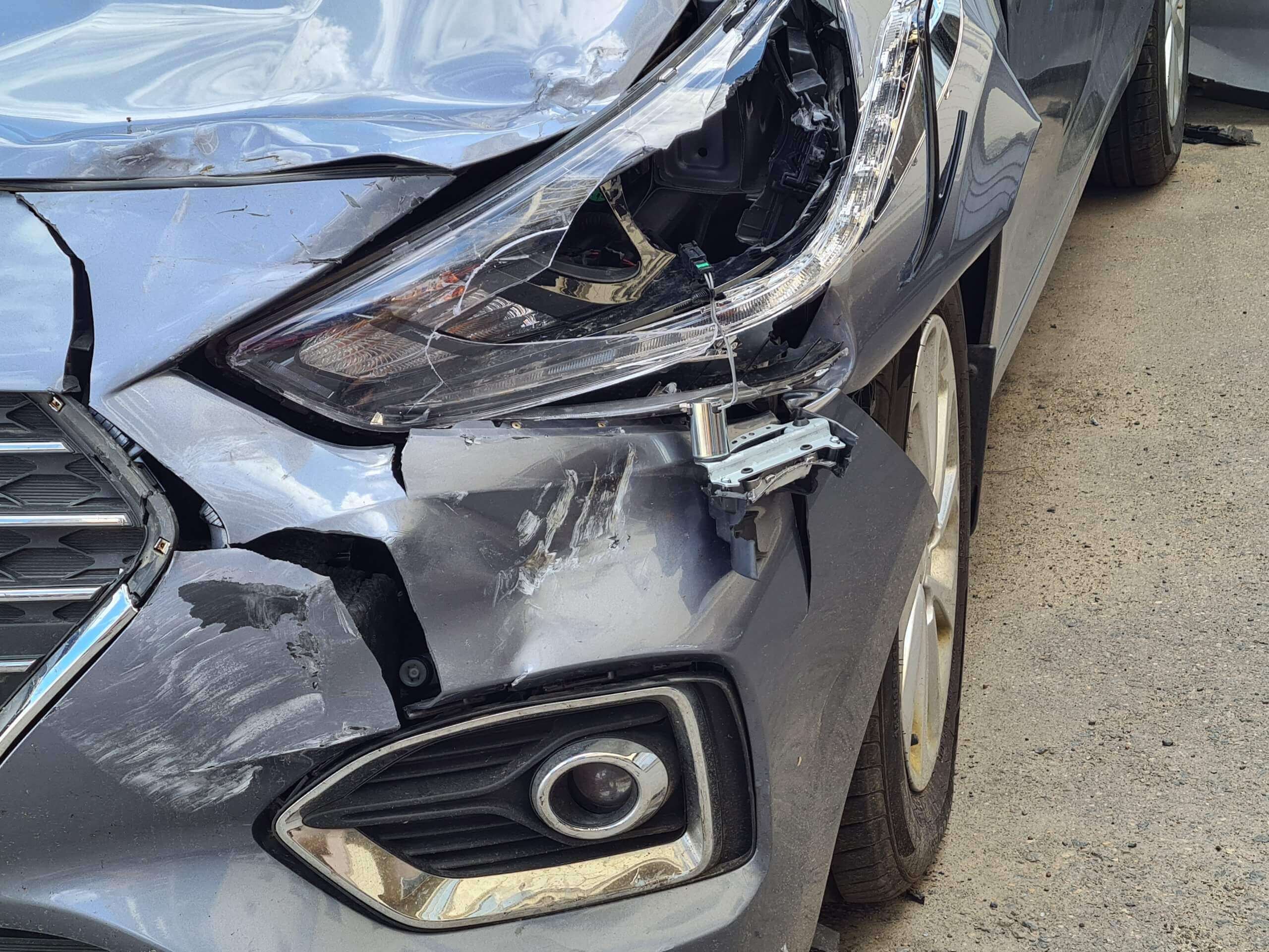 Die rechte Frontseite eines grauen Autos ist nach einem unverschuldeten Unfall in Tamm stark beschädigt; Scheinwerfer, Stoßstange und Kotflügel sind betroffen.