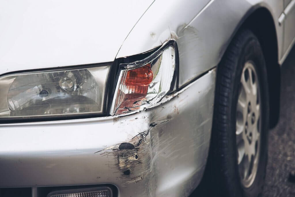 Silbernes Auto mit Unfallschäden – ein anschauliches Beispiel für die Rechte von Geschädigten nach einem unverschuldeten Unfall in Tamm