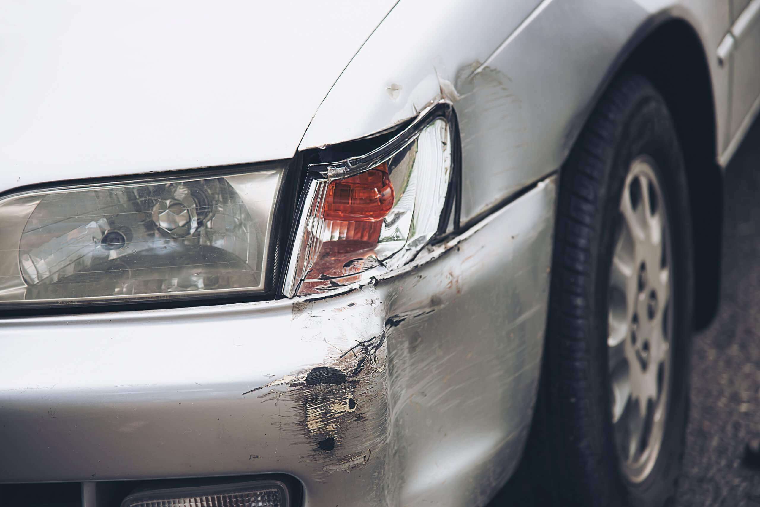 Silbernes Auto mit Unfallschäden – ein anschauliches Beispiel für die Rechte von Geschädigten nach einem unverschuldeten Unfall in Tamm